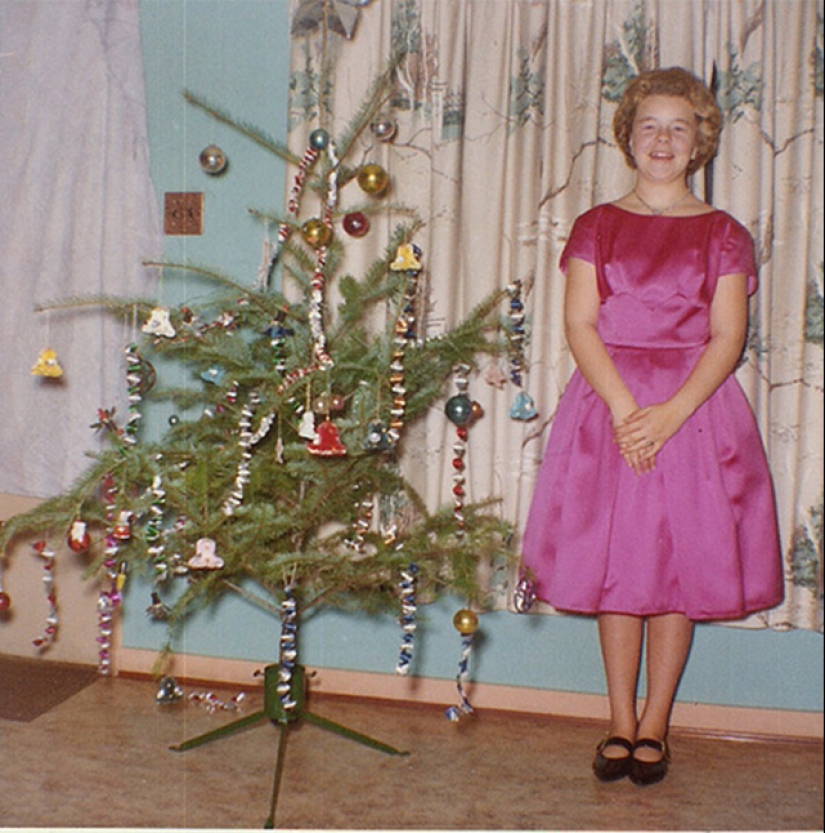 Fotos divertidas debajo del árbol de Navidad de álbumes antiguos