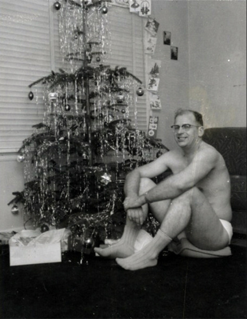 Fotos divertidas debajo del árbol de Navidad de álbumes antiguos