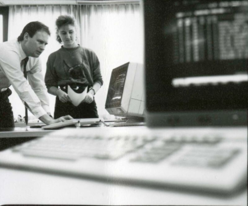 Fotos retro de interiores y electrodomésticos en oficinas de los años 70 y 80 Fotos retro de interiores y electrodomésticos en oficinas de los años 70 y 80