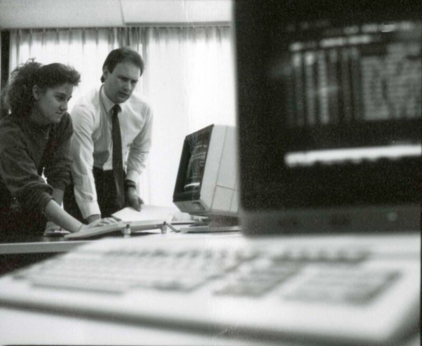 Fotos retro de interiores y electrodomésticos en oficinas de los años 70 y 80 Fotos retro de interiores y electrodomésticos en oficinas de los años 70 y 80