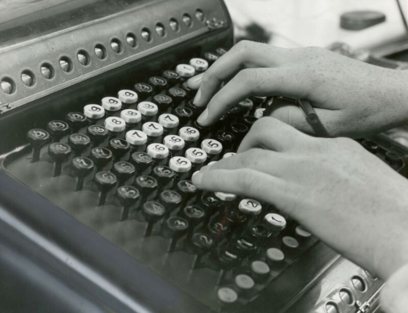 Fotos retro de interiores y electrodomésticos en oficinas de los años 70 y 80 Fotos retro de interiores y electrodomésticos en oficinas de los años 70 y 80