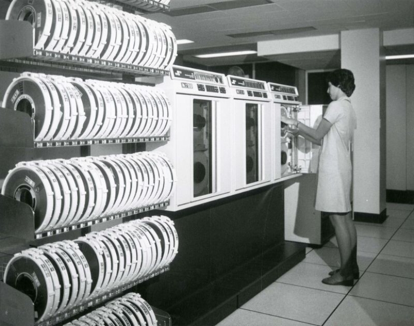 Fotos retro de interiores y electrodomésticos en oficinas de los años 70 y 80 Fotos retro de interiores y electrodomésticos en oficinas de los años 70 y 80