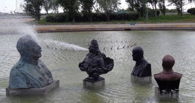 Fountain "Spitting Dictators" is a mysterious art object with a hidden meaning Fountain "Spitting Dictators" is a mysterious art object with a hidden meaning