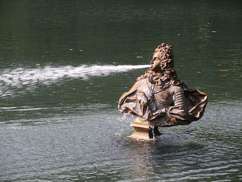 Fountain "Spitting Dictators" is a mysterious art object with a hidden meaning Fountain "Spitting Dictators" is a mysterious art object with a hidden meaning