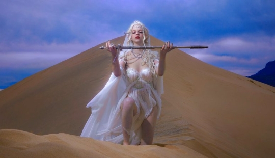 Gentle fantasy of the photographer Elizabeth Elder