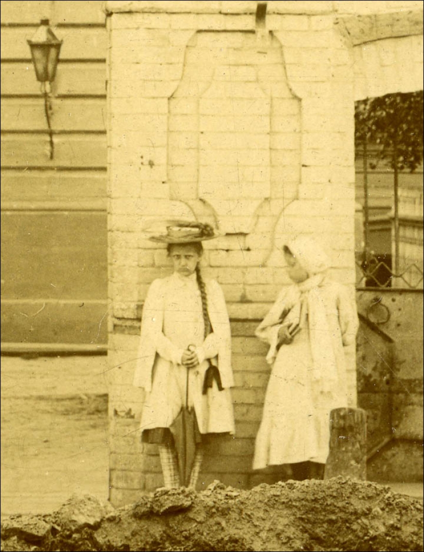 "Girl phantom" from Krasnoyarsk: the mystery of the photos taken 100 years ago