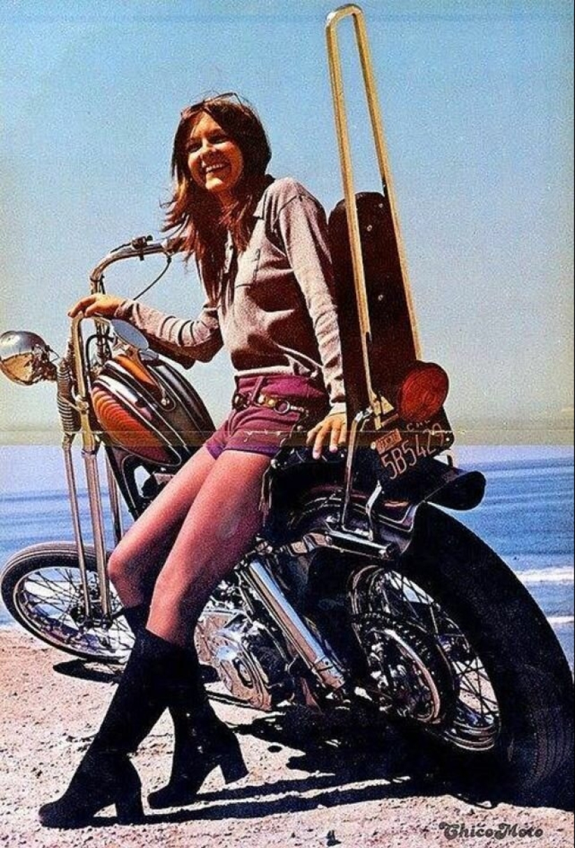 Girls and motorcycles — 20 wonderful retro pictures