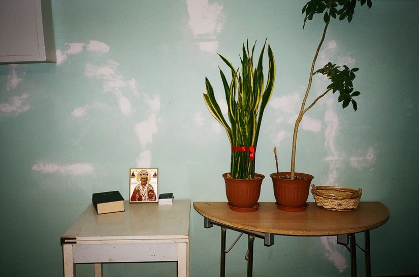 Girls on stairwells-celebration of post-Soviet entrances