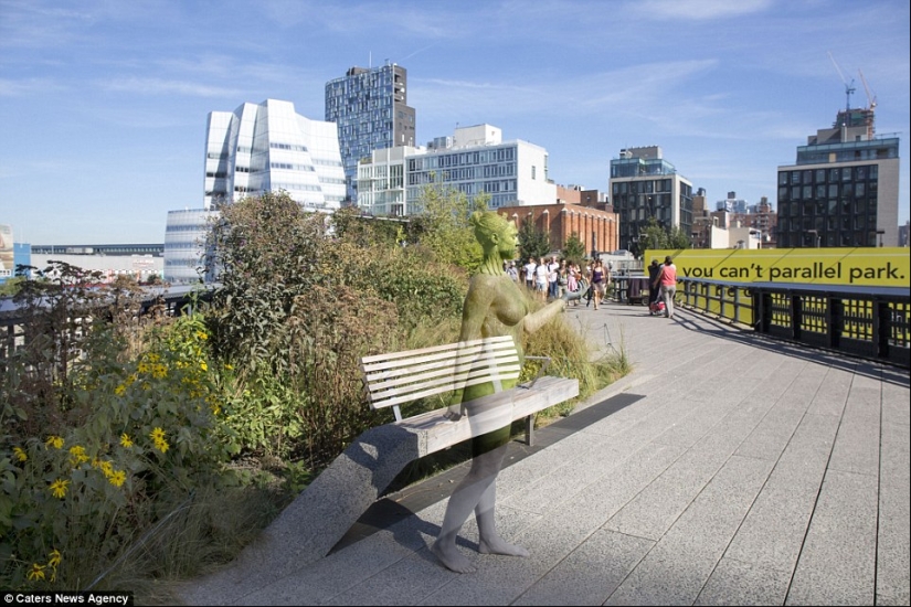 Gran camuflaje, cómo las personas desnudas se mezclan con el paisaje Gran camuflaje, cómo las personas desnudas se mezclan con el paisaje