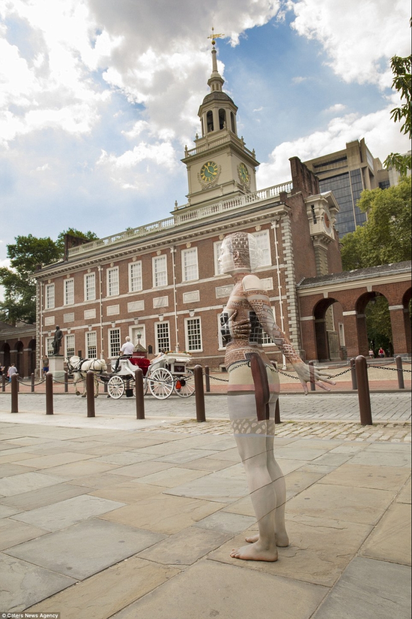 Gran camuflaje, cómo las personas desnudas se mezclan con el paisaje Gran camuflaje, cómo las personas desnudas se mezclan con el paisaje