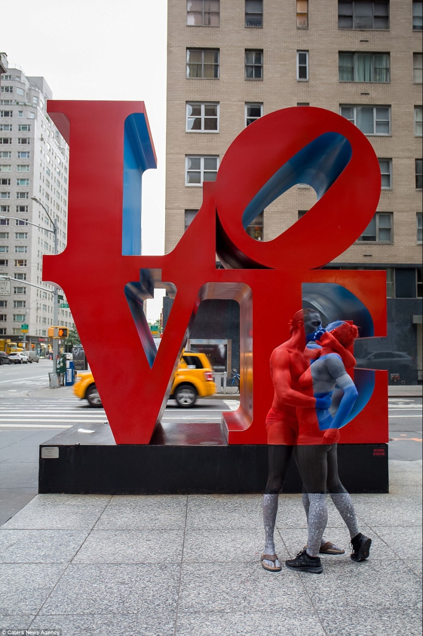 Gran camuflaje, cómo las personas desnudas se mezclan con el paisaje Gran camuflaje, cómo las personas desnudas se mezclan con el paisaje