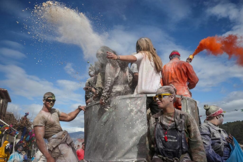 Harina en lugar de armas: cómo la ciudad griega de Galaxidi celebra el fin del invierno