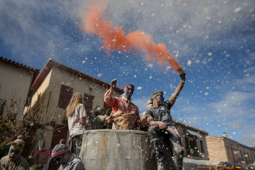 Harina en lugar de armas: cómo la ciudad griega de Galaxidi celebra el fin del invierno