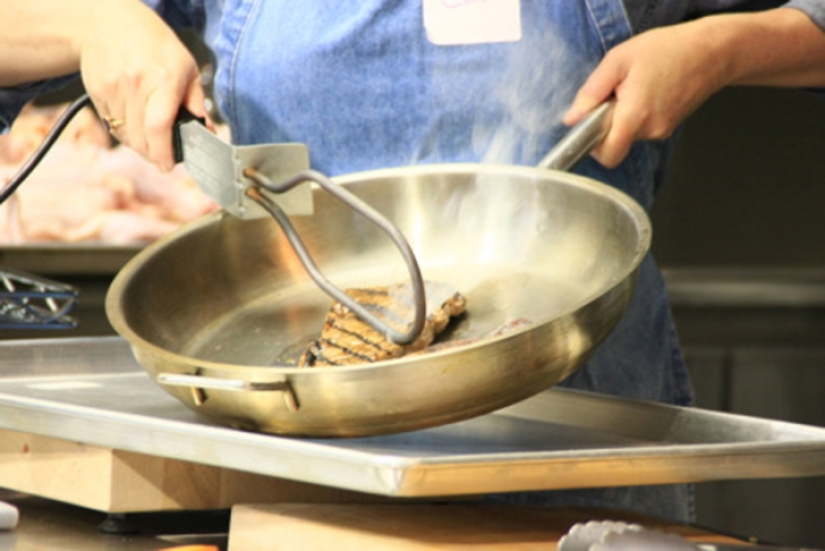 Hay una pera colgada, no te la puedes comer: cómo se fotografía la comida para publicidad