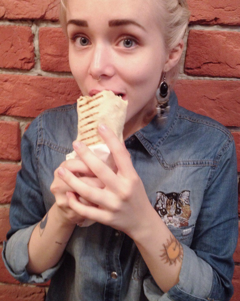 Hermosas chicas y shawarma: ¿qué podría ser más hermoso?