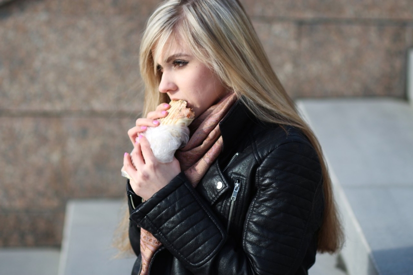 Hermosas chicas y shawarma: ¿qué podría ser más hermoso?