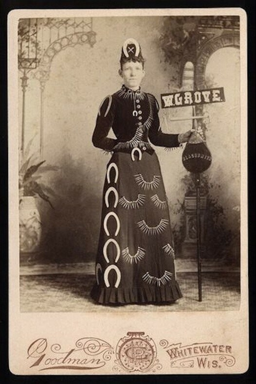 Herraduras, cucharas y bombillas: los disfraces más atrevidos de los publicistas del pasado Herraduras, cucharas y bombillas: los disfraces más atrevidos de los publicistas del pasado