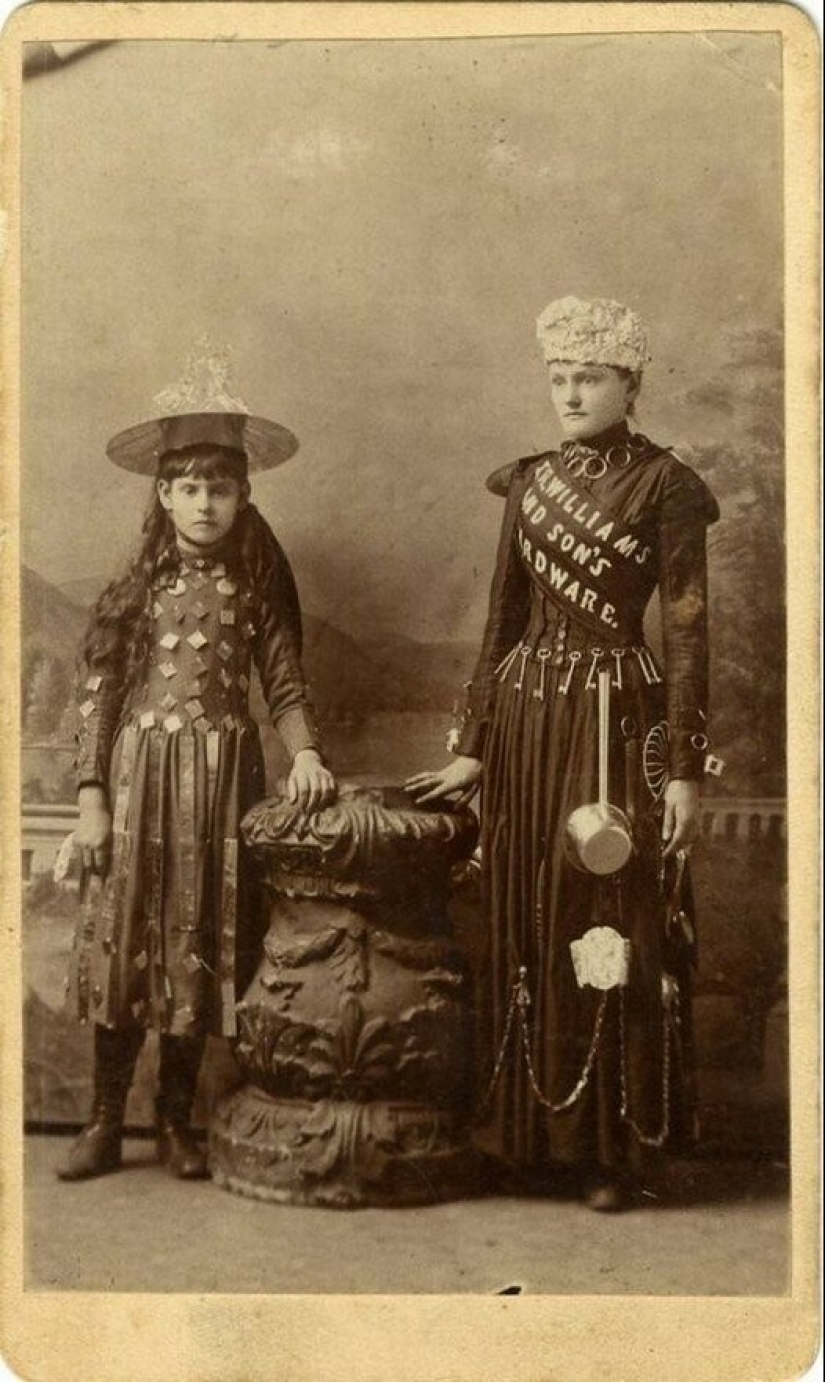 Herraduras, cucharas y bombillas: los disfraces más atrevidos de los publicistas del pasado Herraduras, cucharas y bombillas: los disfraces más atrevidos de los publicistas del pasado