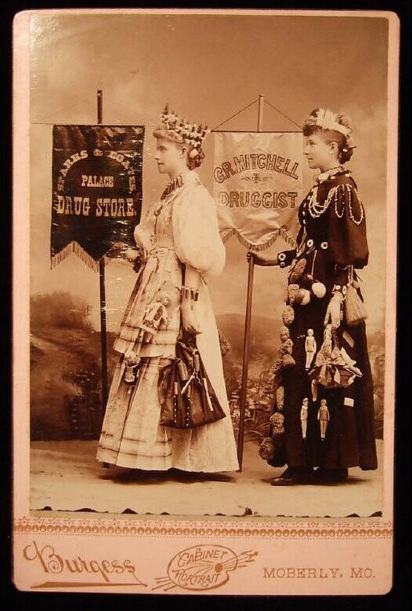 Herraduras, cucharas y bombillas: los disfraces más atrevidos de los publicistas del pasado Herraduras, cucharas y bombillas: los disfraces más atrevidos de los publicistas del pasado