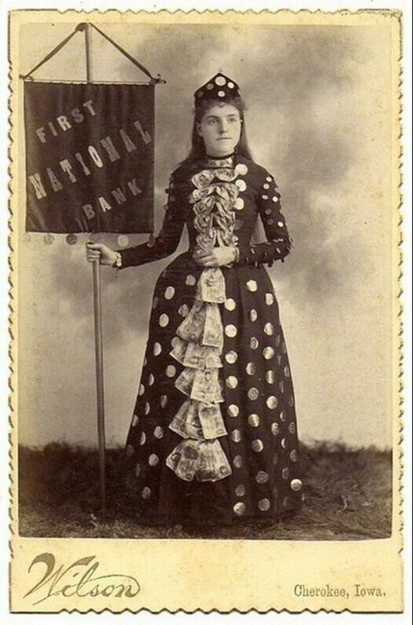 Herraduras, cucharas y bombillas: los disfraces más atrevidos de los publicistas del pasado Herraduras, cucharas y bombillas: los disfraces más atrevidos de los publicistas del pasado