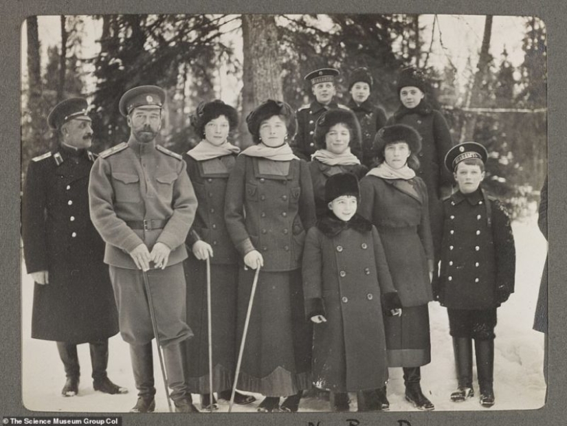 Hiking, hunting, fun games: rare photo captures the everyday life of the Royal family to exile and execution Hiking, hunting, fun games: rare photo captures the everyday life of the Royal family to exile and execution