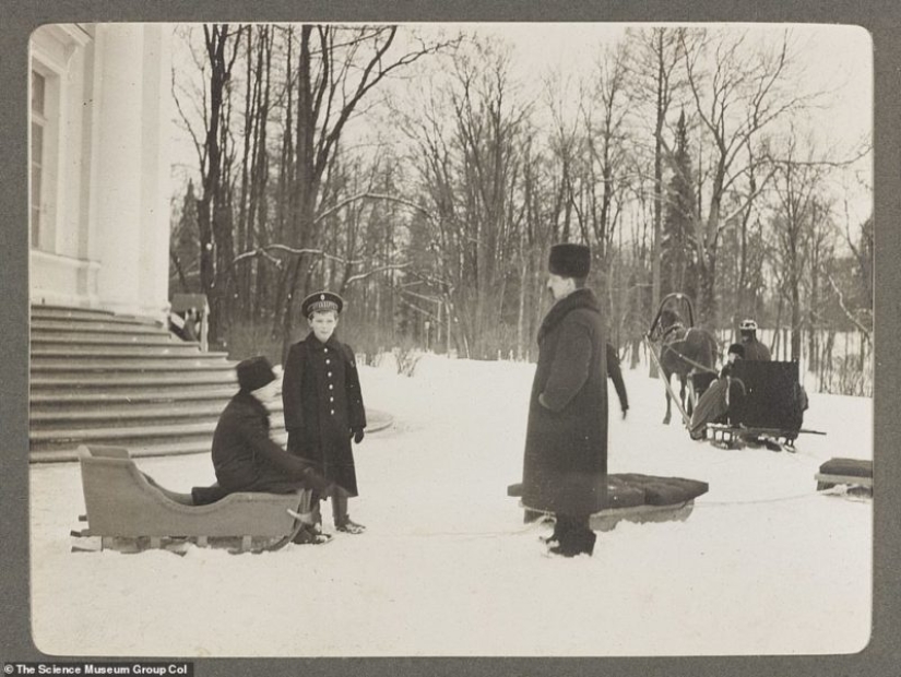 Hiking, hunting, fun games: rare photo captures the everyday life of the Royal family to exile and execution Hiking, hunting, fun games: rare photo captures the everyday life of the Royal family to exile and execution