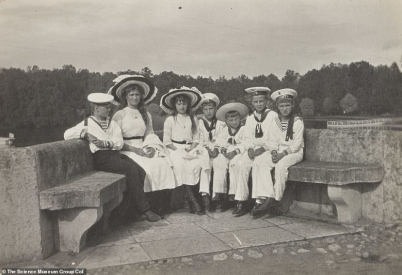 Hiking, hunting, fun games: rare photo captures the everyday life of the Royal family to exile and execution Hiking, hunting, fun games: rare photo captures the everyday life of the Royal family to exile and execution