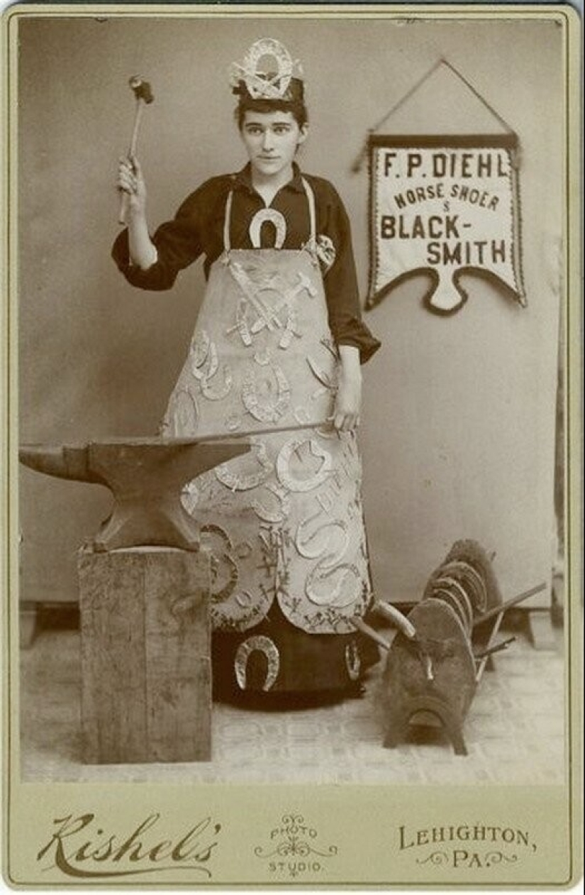 Horseshoes, Spoons and Light Bulbs: The Wildest Costumes of Advertisers of the Past