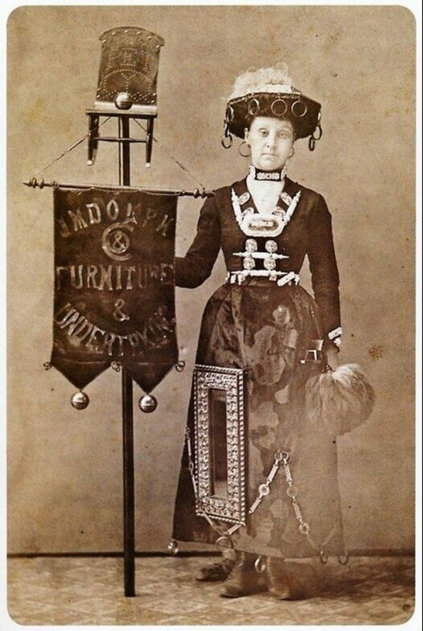 Horseshoes, Spoons and Light Bulbs: The Wildest Costumes of Advertisers of the Past