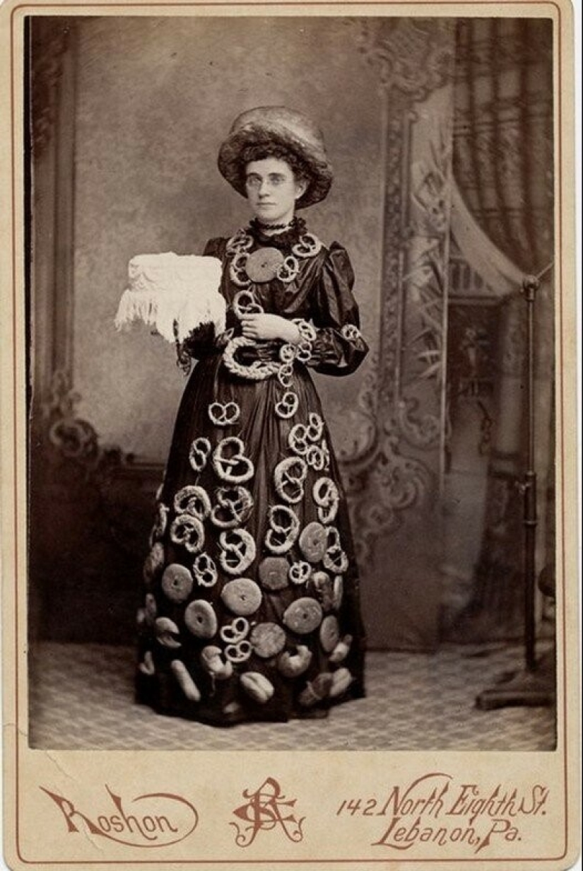 Horseshoes, Spoons and Light Bulbs: The Wildest Costumes of Advertisers of the Past