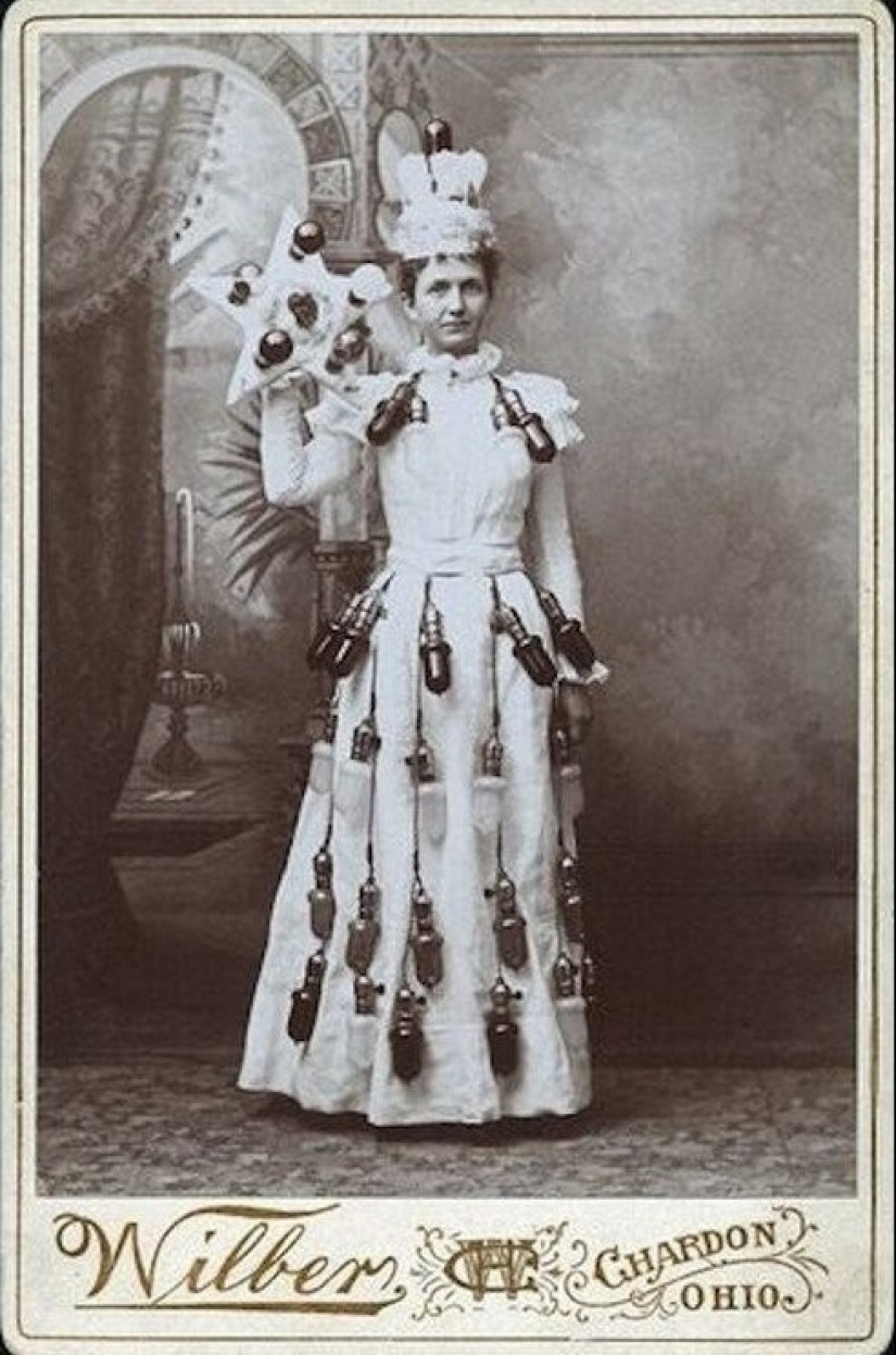 Horseshoes, Spoons and Light Bulbs: The Wildest Costumes of Advertisers of the Past