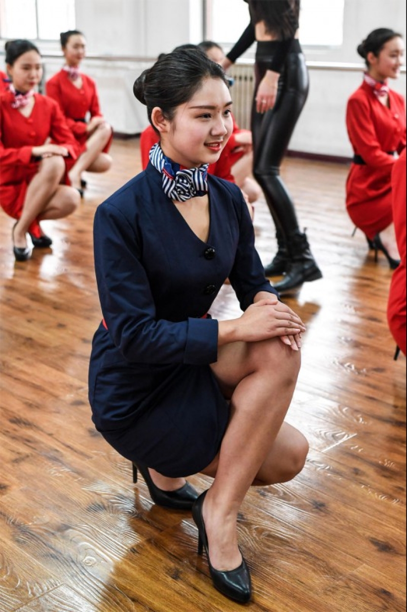 How Chinese flight attendants are taught to smile, walk, stand and sit How Chinese flight attendants are taught to smile, walk, stand and sit