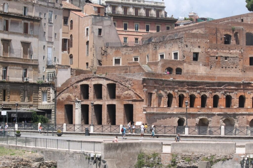 How did ordinary people live in Ancient Rome?