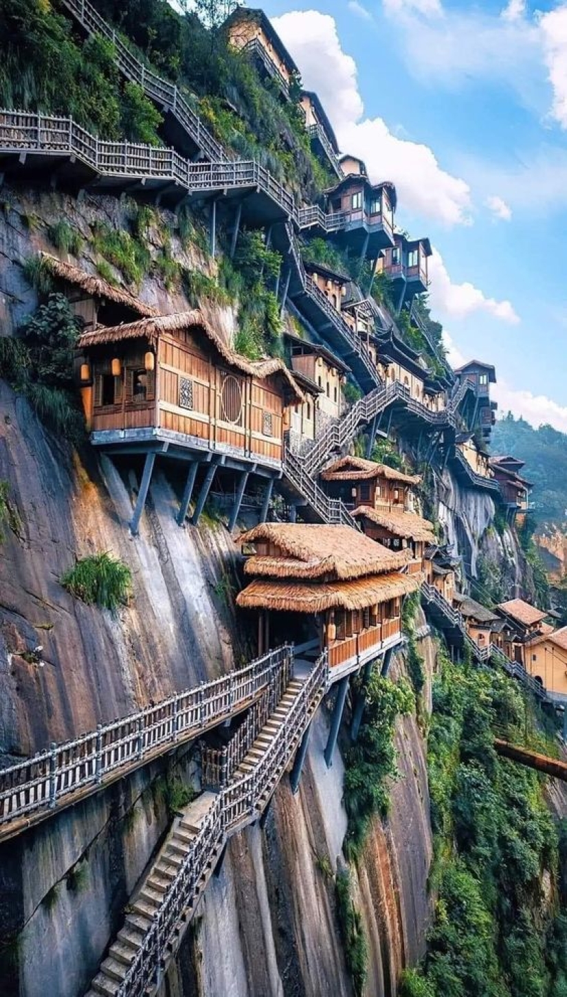 How did the “vertical” Chinese village of Wangxian appear and who lives in it?