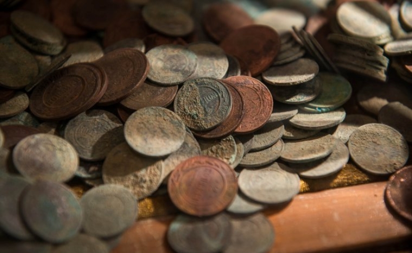 How much did the inhabitants of Ancient Rome and China earn in terms of modern money?