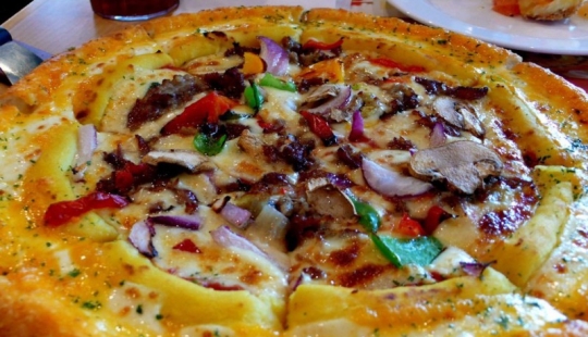 How pizza is served in different countries of the world