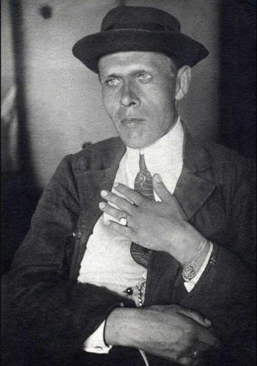 "How terrible it is to be married", or The Strange Love of Daniil Kharms and Marina Malich "How terrible it is to be married", or The Strange Love of Daniil Kharms and Marina Malich