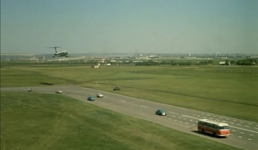 How the most dangerous stunt with a plane landing on a highway was filmed in "The Incredible Adventures of Italians in Russia"