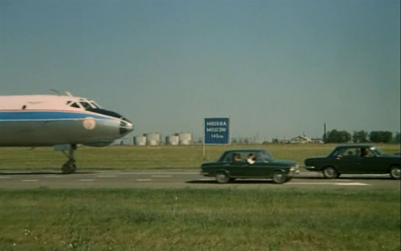 How the most dangerous stunt with a plane landing on a highway was filmed in "The Incredible Adventures of Italians in Russia"