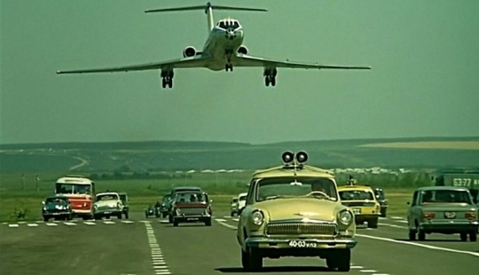How the most dangerous stunt with a plane landing on a highway was filmed in "The Incredible Adventures of Italians in Russia" How the most dangerous stunt with a plane landing on a highway was filmed in "The Incredible Adventures of Italians in Russia"