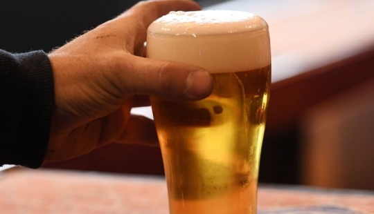 How to drink properly in a British pub: a guide for American soldiers of World War II