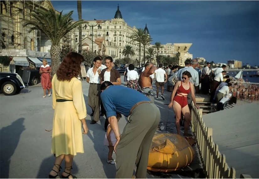 How to relax on the beach in Cannes — amazing color photos of 1948