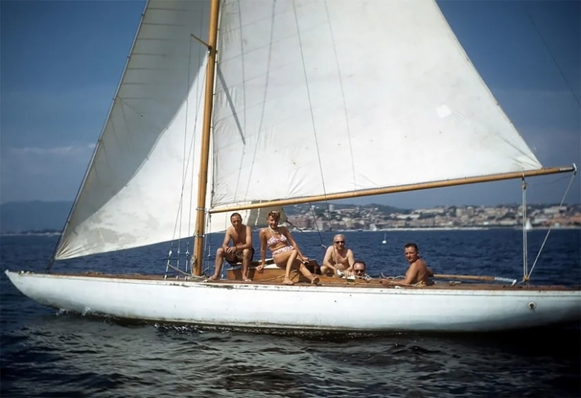How to relax on the beach in Cannes — amazing color photos of 1948