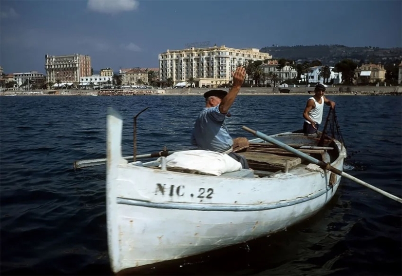 How to relax on the beach in Cannes — amazing color photos of 1948