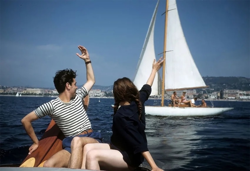 How to relax on the beach in Cannes — amazing color photos of 1948