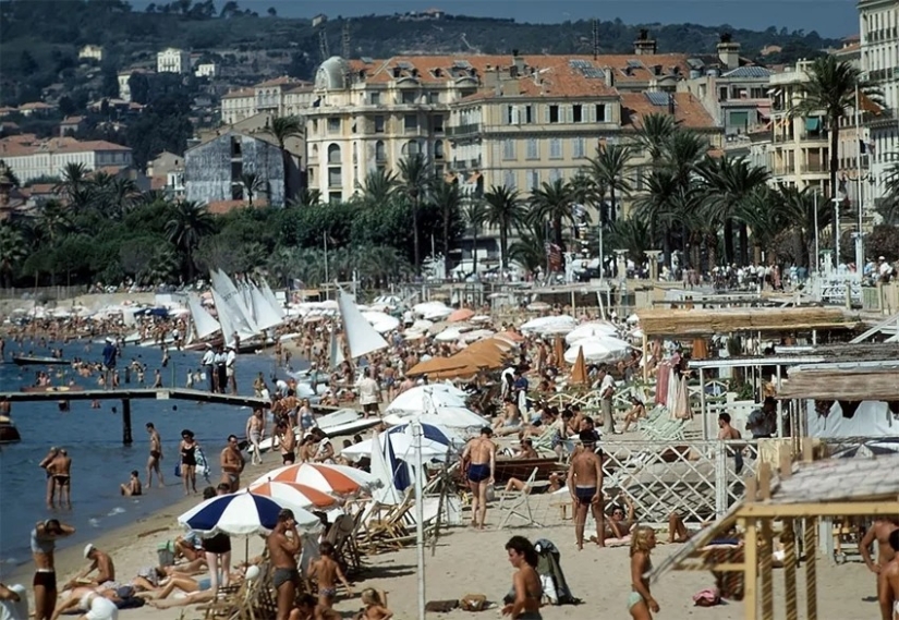 How to relax on the beach in Cannes — amazing color photos of 1948