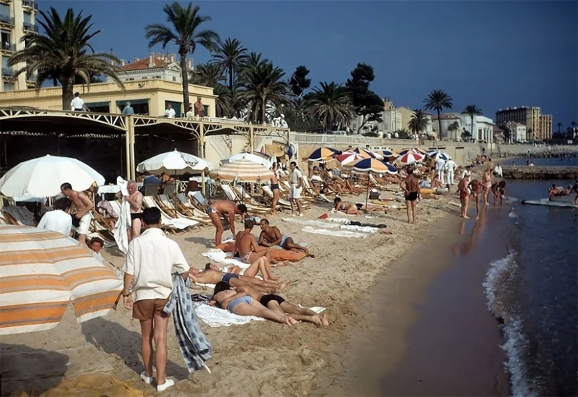 How to relax on the beach in Cannes — amazing color photos of 1948