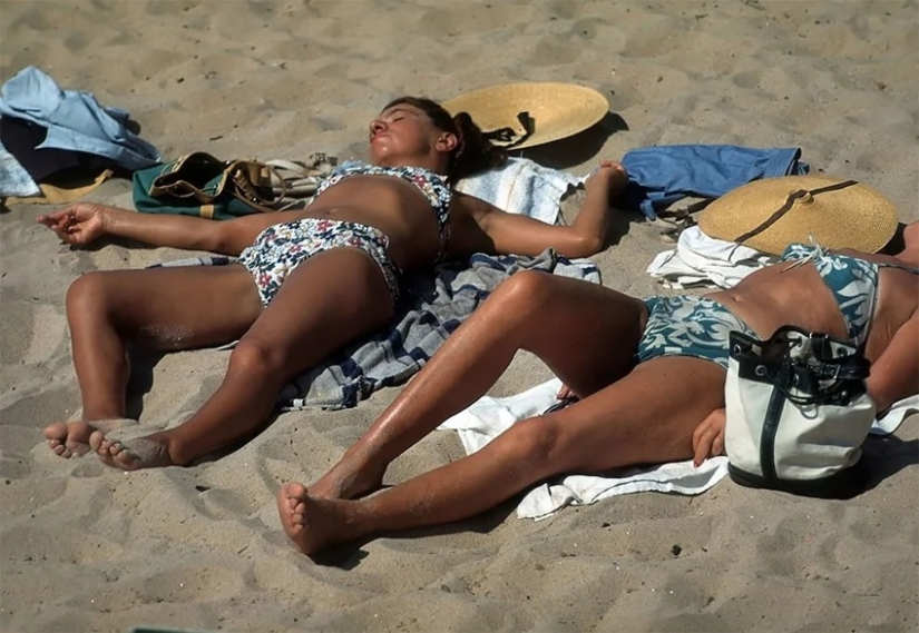 How to relax on the beach in Cannes — amazing color photos of 1948