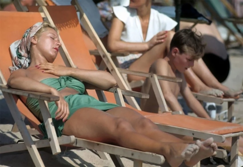 How to relax on the beach in Cannes — amazing color photos of 1948