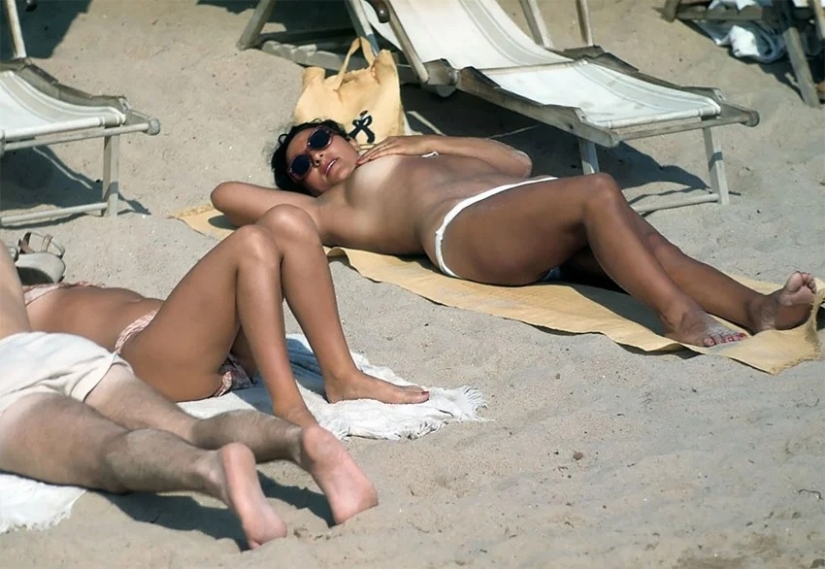 How to relax on the beach in Cannes — amazing color photos of 1948